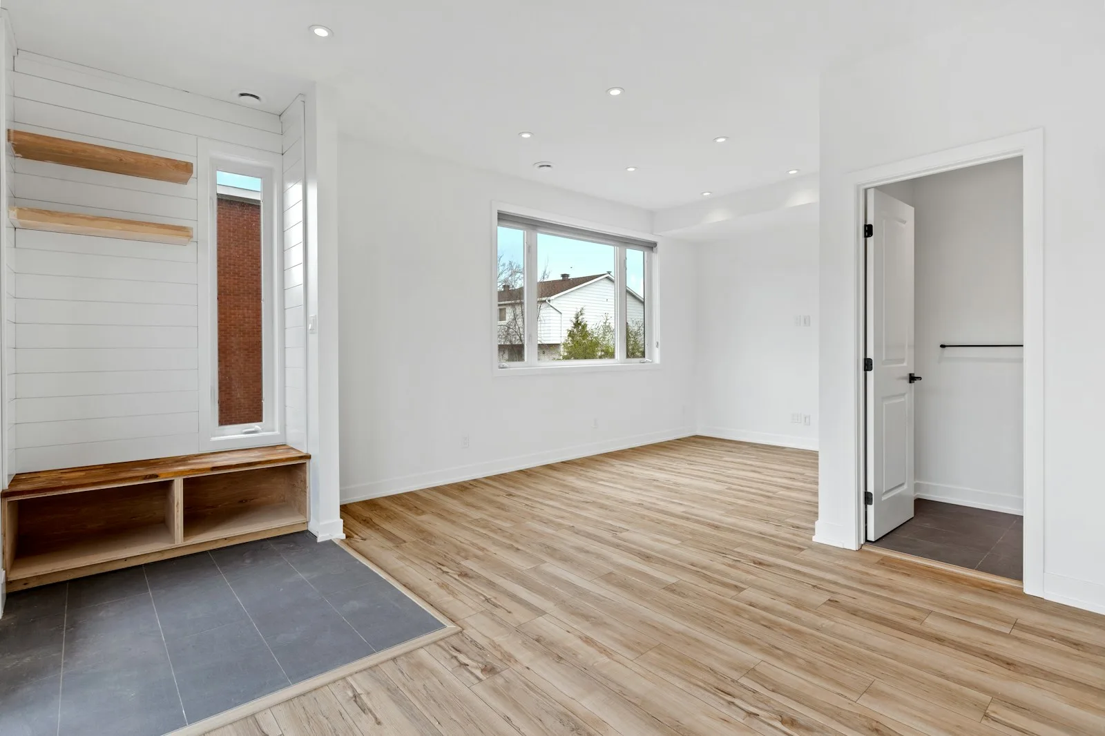 cuarto con revestimiento en piso y paredes
