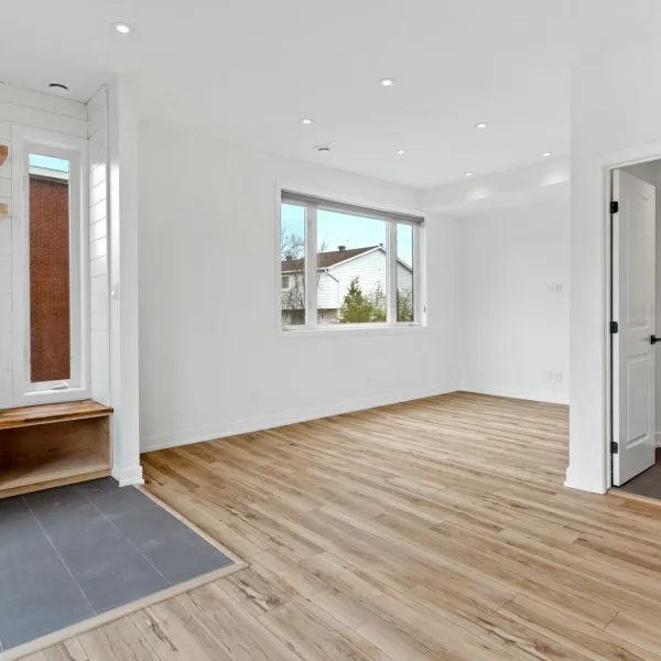 cuarto con revestimiento en piso y paredes
